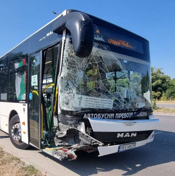Рейс и кола се блъснаха в Пловдив СНИМКИ