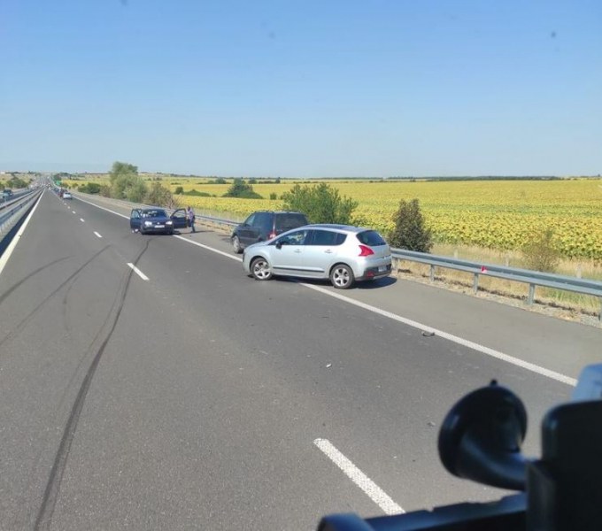 Пътен инцидент стана на магистрала „Тракия“. Лек автомобил „Фолксваген“ се