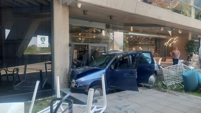 Автомобил се удари в мебелен магазин СНИМКИ