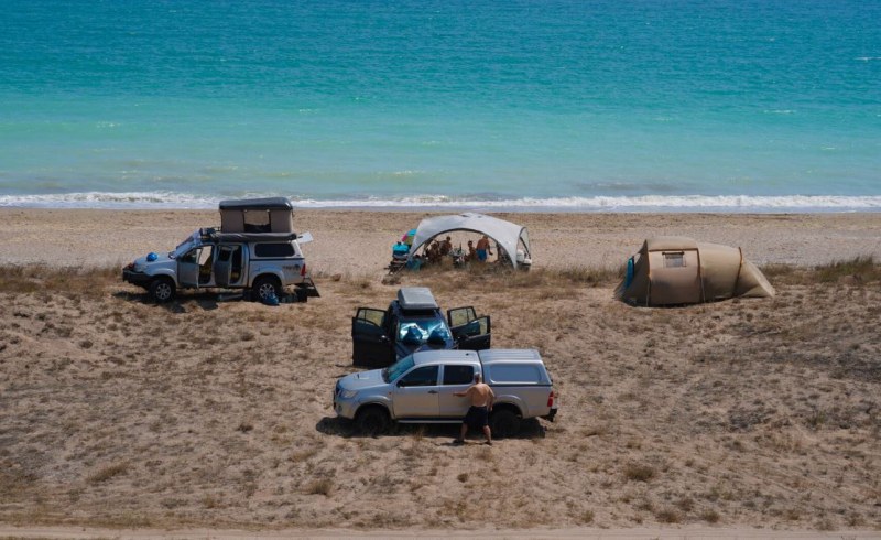 Два случая на автомобили и разпънати палатки върху дюни –