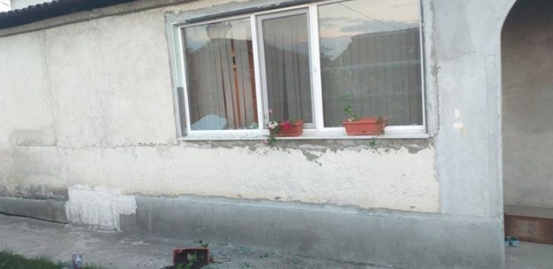 Къща с малки деца в пловдивско село е била нападната с камъни и бутилки СНИМКИ