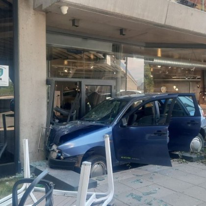 Автомобил се вряза в мебелен магазин в София От МВР заявиха