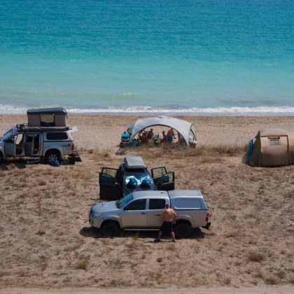 Два случая на автомобили и разпънати палатки върху дюни на