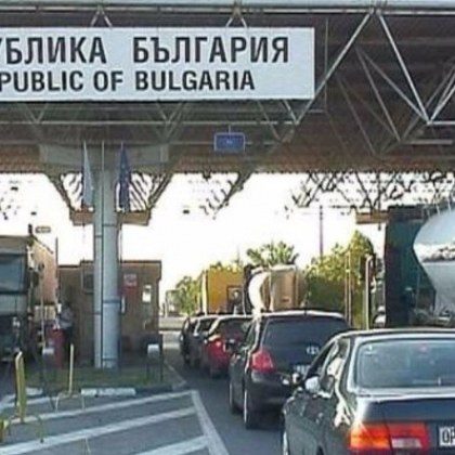 Огромни километрични опашки се образуват на сръбско българската граница през