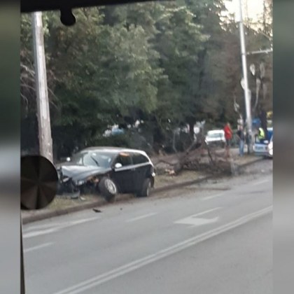 Тежка катастрофа в столицата, предницата на автомобила е смазана СНИМКА