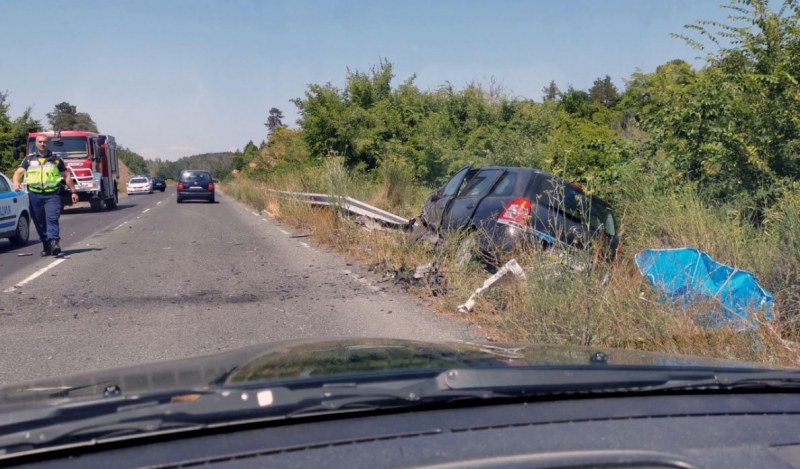 Три автомобила са катастрофирали на пътя между село Равадиново и