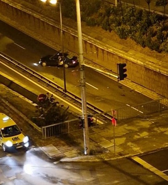 Две коли се блъснаха в София, петима избягаха СНИМКИ