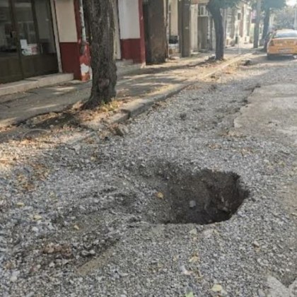 Огромна яма зейна на оживена улица СНИМКИ