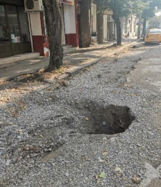Огромна яма зейна на оживена улица СНИМКИ