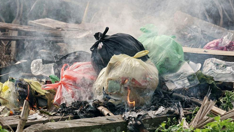 Човек от малцинствата изхвърлял боклуците си в нивите на асеновградчани.В