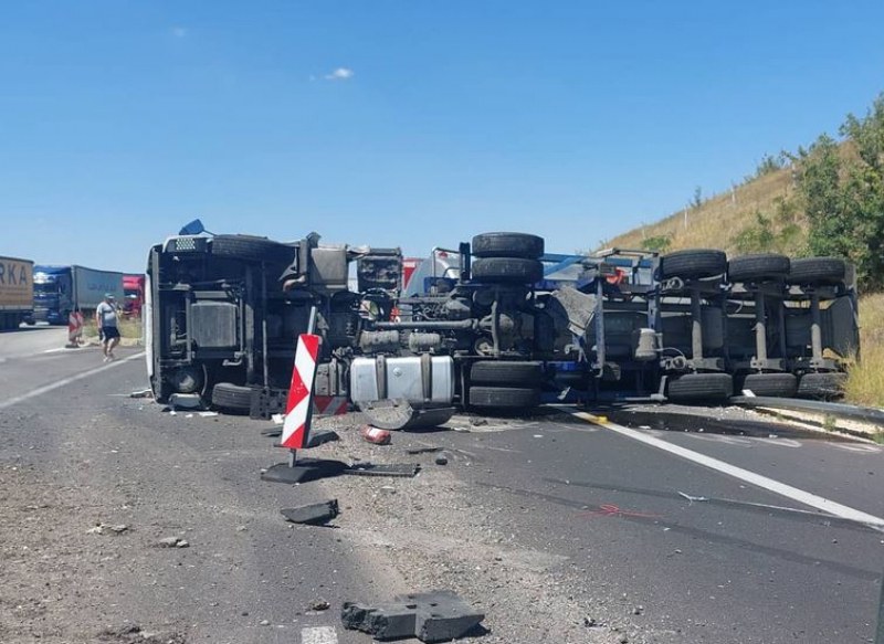 Турска цистерна с масло се обърна на магистрала „Марица“ край