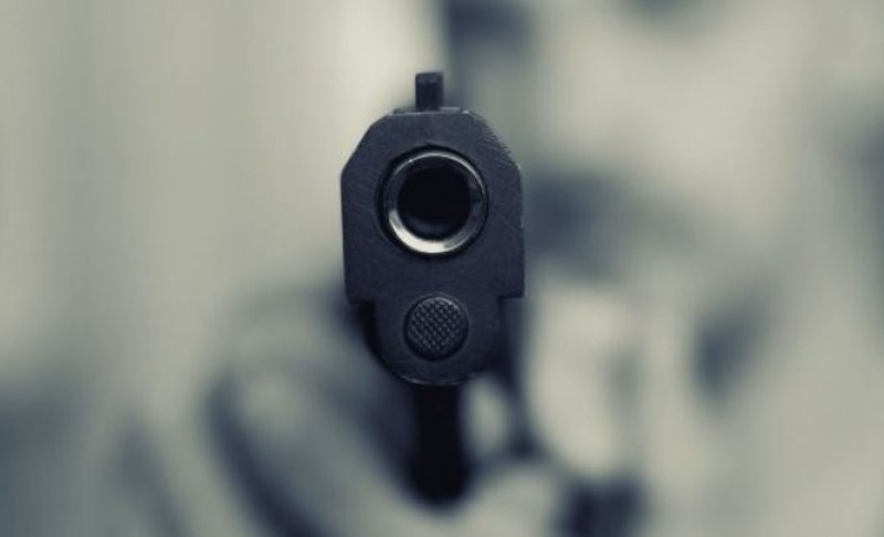 Мъж стреля с пистолет в Софийско, има пострадал, съобщиха от