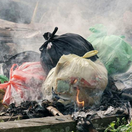Човек от малцинствата изхвърлял боклуците си в нивите на асеновградчани В
