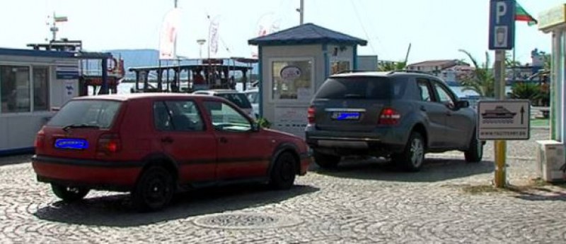На почивка с колата? Ето колко струва паркирането край плажа