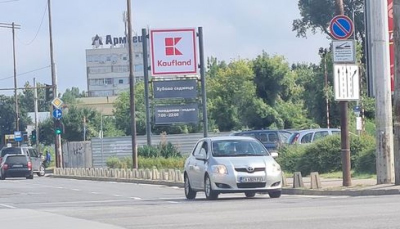 Шофьор озадачи всички - попадна в насрещното на оживен булевард СНИМКА
