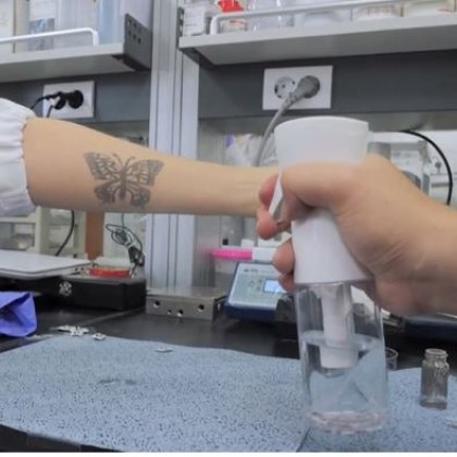 Учени от Южна Корея създадоха електронно мастило за татуировки Сребристи