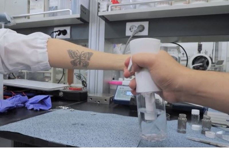 Учени от Южна Корея създадоха електронно мастило за татуировки. Сребристи