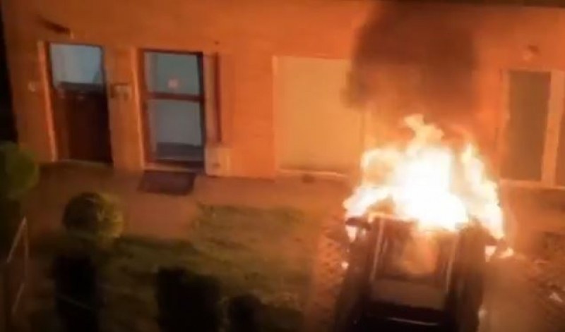 Две коли изгоряха в София, подозират саморазправа заради паркоместа