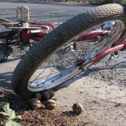 Автомобил е блъснал велосипедист пострадалият е с опасност за