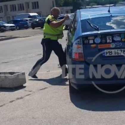 Водачът забил колата си пред сградата на КАТ в Пловдив