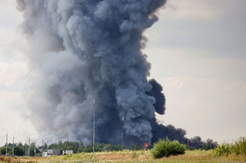 Огромен пожар е обхванал склад край Москва, при което е
