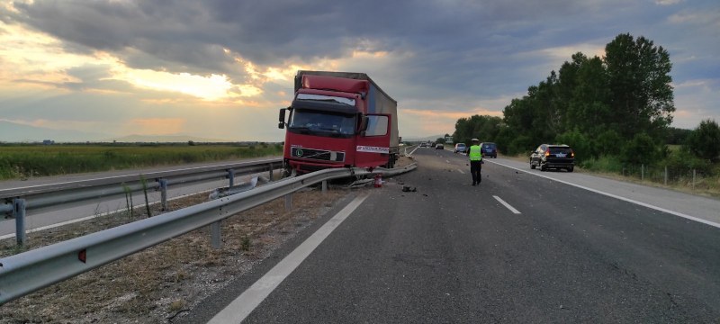 Товарен автомобил самокатастрофира на АМ 