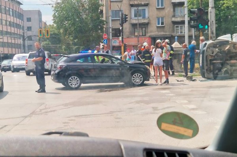 Кола се обърна след катастрофа на кръстовище в София  СНИМКИ