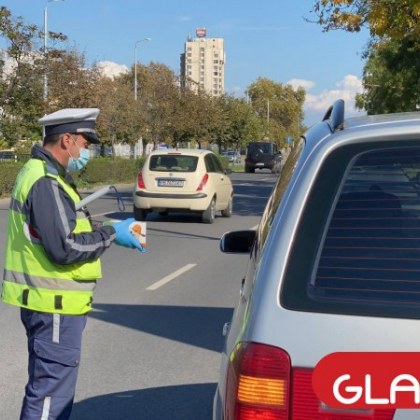 Полицаи от участък Изток в Пазарджик задържаха водач предложил им
