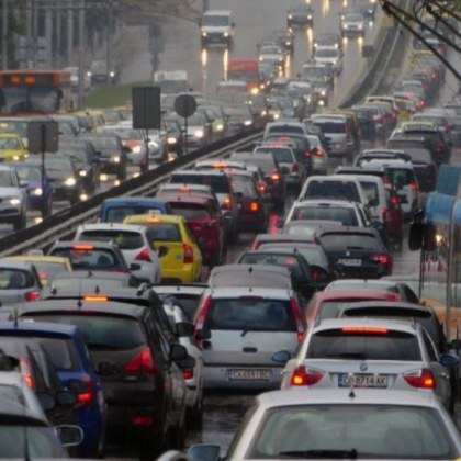 Огромно задръстване мъчи шофьорите на столичния булевард Цариградско шосе Очевидци уточняват