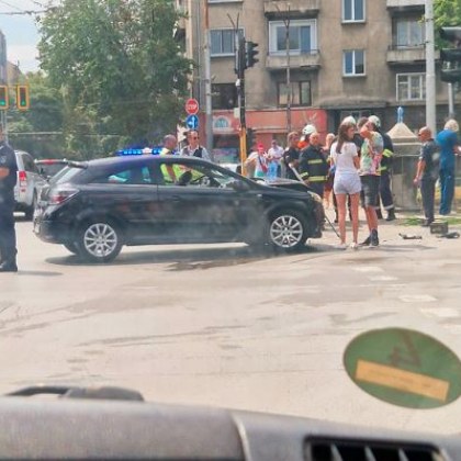 Кола се обърна след катастрофа на кръстовище в София  СНИМКИ