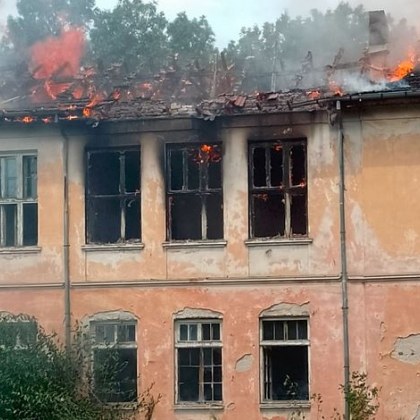 Огнена стихия избухна в сграда на училище в Пернишко СНИМКИ