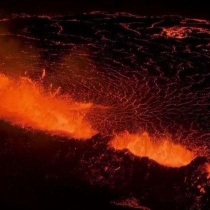 Вулкан в Исландия изнесе впечатляващо шоу изхвърляйки кипяща лава от
