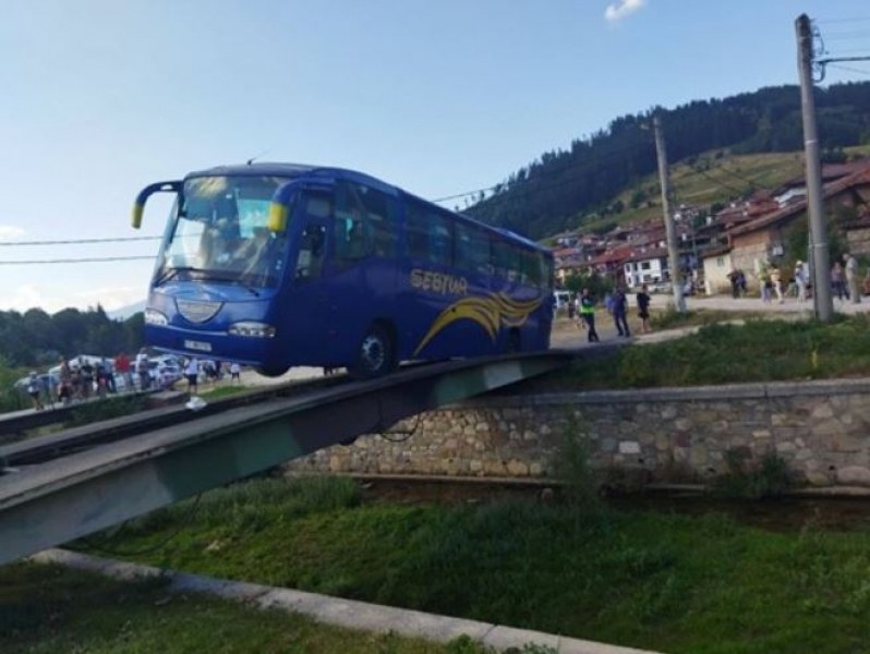 Автобус увисна на мост, евакуираха от него 50 пътници СНИМКИ