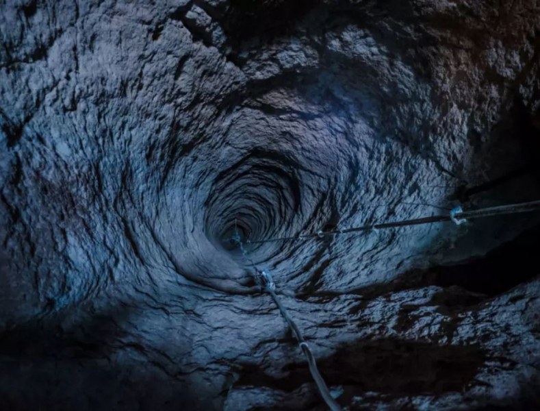 Изследователи се спуснаха в една от най-дълбоките пещери ВИДЕО