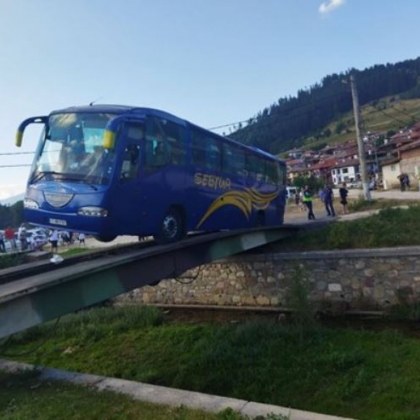 Автобус увисна на мост, евакуираха от него 50 пътници СНИМКИ