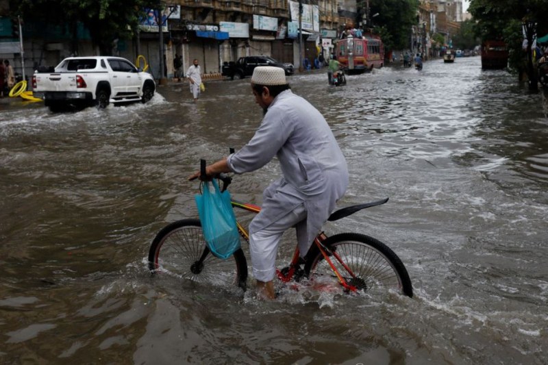 Най-малко 550 души загинаха при внезапни наводнения