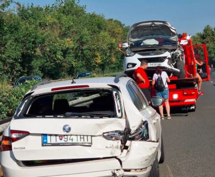 Катастрофа между два автомобила е станала на пътя Крайморие-Бургас. Според