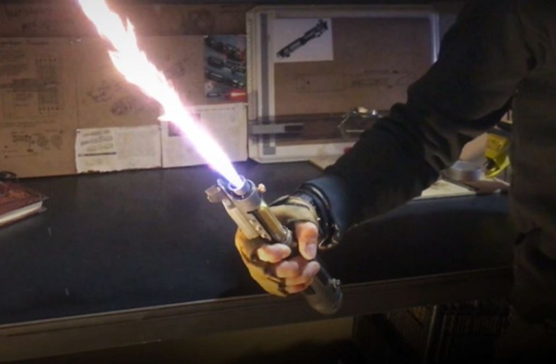 Ютюбъри създадоха светлинен меч, който прорязва стомана като масло ВИДЕО