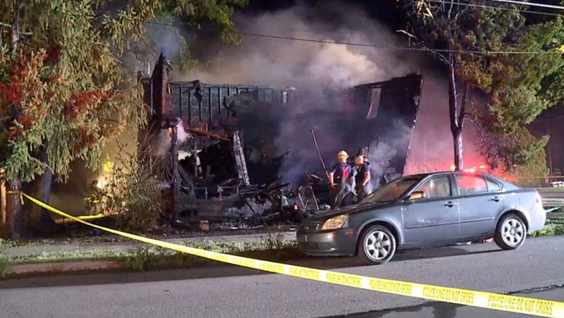 10 души, включително три малки деца, загинаха при пожар в