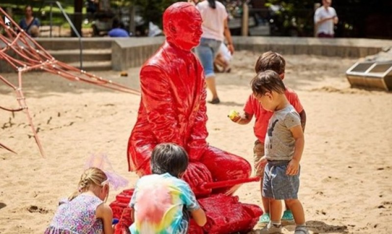 Червен Путин се появи на детска площадка в Сентръл Парк