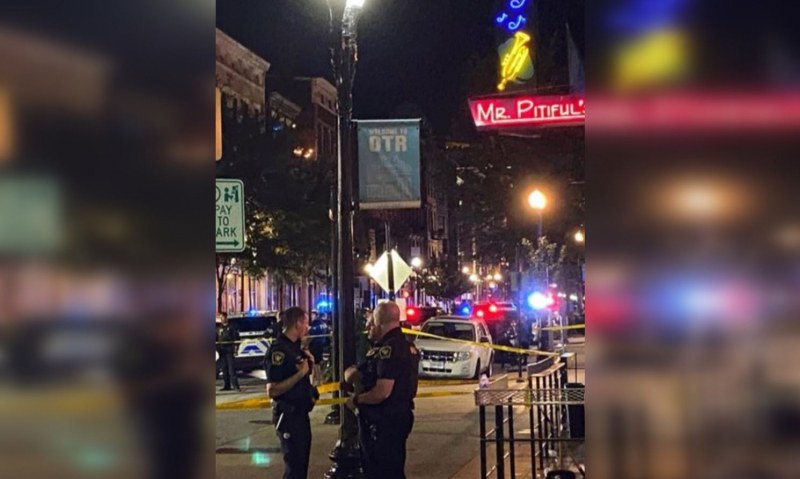 Голяма стрелба пред бар - има ранени СНИМКИ