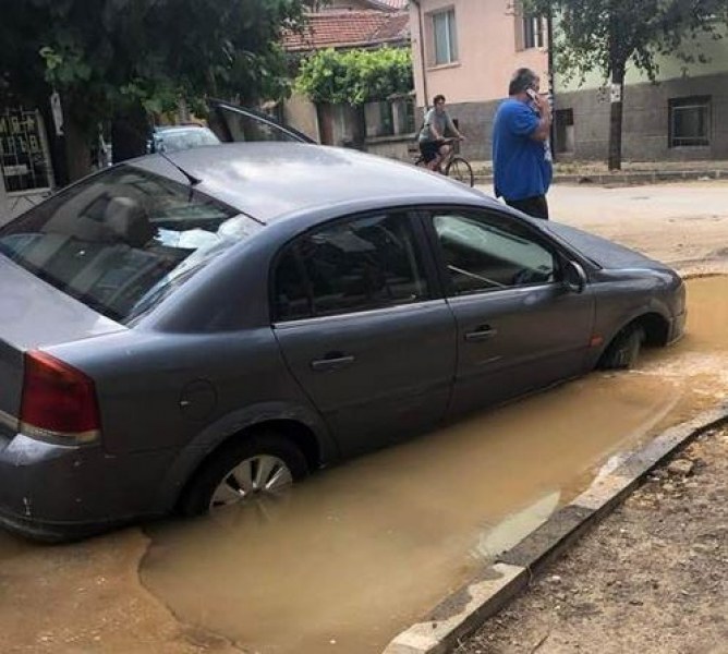 Кола пропадна в улично 