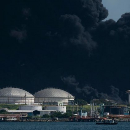 Мълния причини голям пожар и експлозии в петролна база в