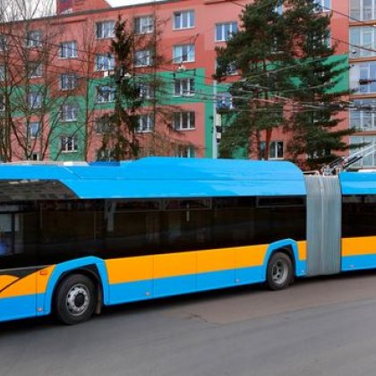 Тролей затисна мъж в София