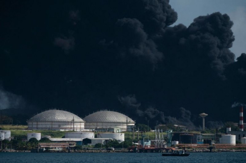 Пожар и експлозии в петролна база, причинени от мълния ВИДЕО и СНИМКА