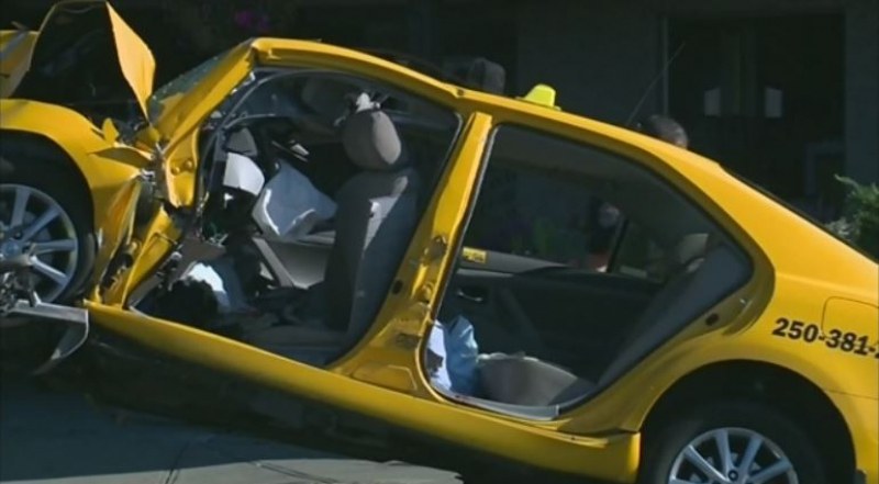 Водач на таксиметров автомобил е загинал, след като е самокатастрофирал.