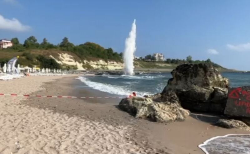 Взривиха противопехотната мина, открита на плажа в Царево.Екипи на Военноморската