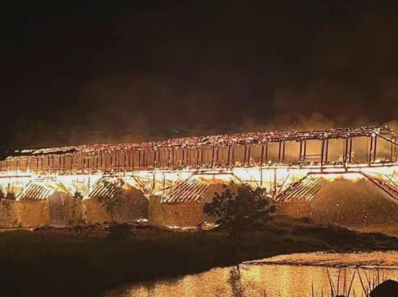 Заради пожар най-дългият и древен мост в Китай рухна ВИДЕО и СНИМКИ