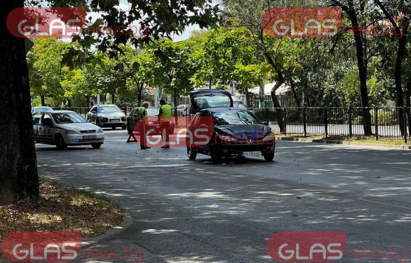Две коли се блъснаха в Пловдив, жена е отведена с линейка СНИМКИ