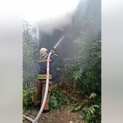 Огнеборци гасиха два пожара в Пловдив ВИДЕО